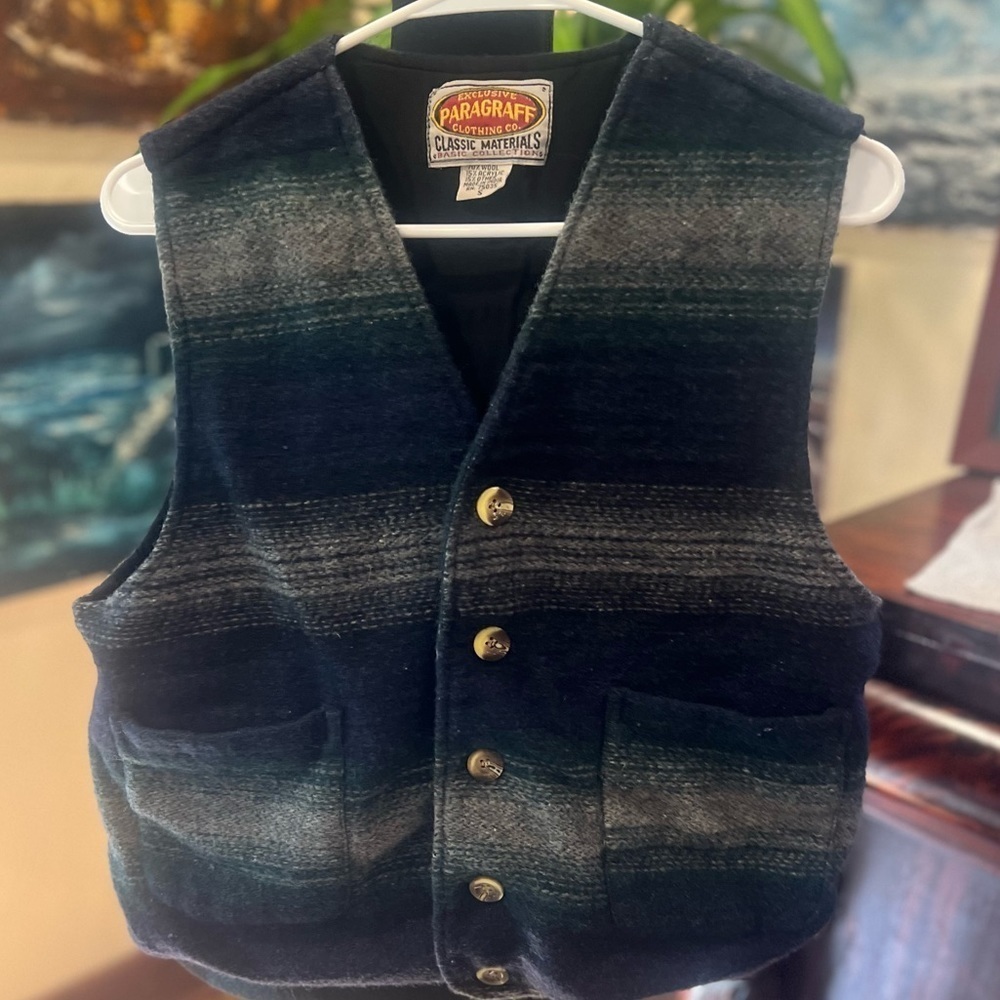 Paragraff Clothing Company men’s vest size small in GUC